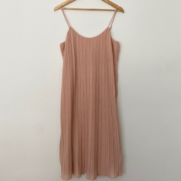NBD pleated midi dress - Picture 3 of 6